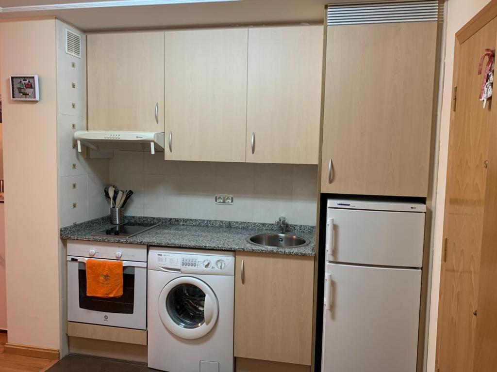 Apartamento Mota-2 Huca-Los Prados; Parking Y Wifi Gratis Oviedo Kültér fotó